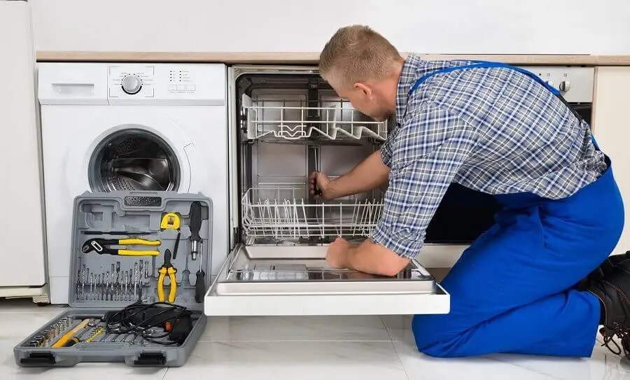 Esenyurt Bosch servisi teknisyen ekibi beyaz eşya tamiri yaparken